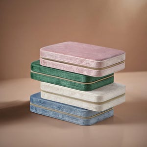 Elegant smyckesskrin i sammet med spegel och justerbara avdelare