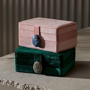 Joyero de terciopelo de doble capa con cierre de piedra natural, organizador modular para anillos y pendientes.