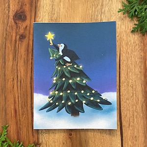 Download digitale della cartolina del pinguino - Cartolina di Natale / Festa / Inverno - Pinguino carino che mette la stella sull'albero di Natale con luci - stampa a casa