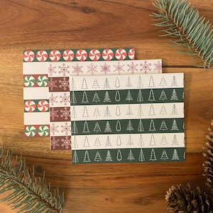 Weihnachten / Feiertage / Winter Card Bundle - Kartenset mit Schneeflocken, Bäumen und Pfefferminzwirbeln im Streifenmuster