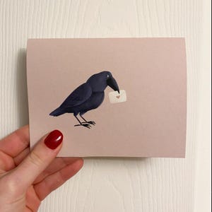 Livraison de lettre d'amour - Jolie carte dessinée à la main avec un corbeau livrant une lettre d'amour - Carte d'oiseau illustrée simple pour votre bien-aimé