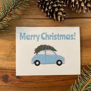 Tarjeta de coche para descargar digitalmente - Tarjeta de Navidad/Vacaciones/Invierno - Di "Feliz Navidad" esta temporada con este lindo coche azul con un árbol