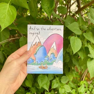 Carte de mariage/fiançailles - Joli style aquarelle dessiné à la main avec un couple dans un canoë - et c'est ainsi que commence l'aventure ! Art illustré original