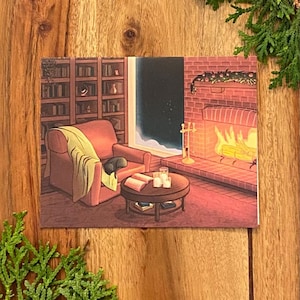 Carte Noël/Vacances/Hiver - Scène chaleureuse et confortable dessinée à la main près de la cheminée et de la bibliothèque avec un chat endormi
