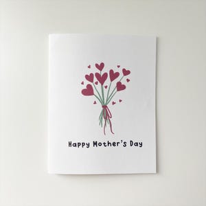 Joyeuse fête des mères - Carte pour une maman à qui vous voulez envoyer un bouquet d'amour pour sa journée spéciale - Carte simple en forme de coeur - Vierge à l'intérieur