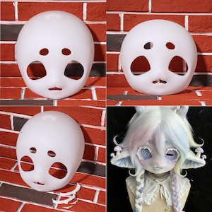 Może przedstawiać: Cztery białe maski do twarzy dla lalek z wycięciami na oczy i usta są prezentowane na tle czerwonej ceglanej ściany. Pokazano również gotową twarz lalki z fantazyjnym wzorem, w tym niebieskie, różowe i żółte włosy.