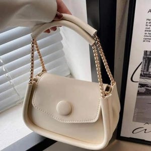 Creme Kunstleder Ketten-Umhängetasche für Damen - Minimalistische Geldbörse im Baguette-Stil