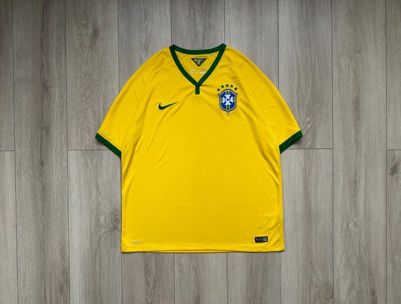 Pu&ograve; includere: Maglia da calcio gialla del Brasile con finiture verdi su colletto e maniche. La maglia presenta il logo Nike e l'emblema della Confederazione brasiliana di calcio. La maglia &egrave; realizzata in materiale leggero.