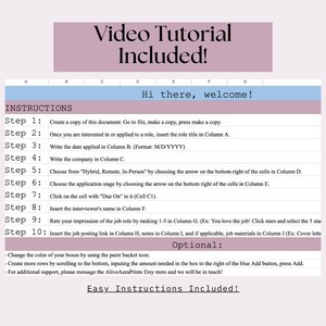 Puede incluir: Una hoja de c&aacute;lculo rosa y azul con instrucciones para crear un rastreador de solicitudes de empleo. Las instrucciones incluyen pasos para crear una copia del documento, agregar el t&iacute;tulo del puesto, la fecha de solicitud, la empresa, la etapa de la solicitud, la fecha l&iacute;mite, el nombre del entrevistador, la calificaci&oacute;n del puesto, el enlace a la publicaci&oacute;n del puesto, las notas y los materiales de la solicitud. La hoja de c&aacute;lculo incluye columnas etiquetadas de la A a la J. El texto "&iexcl;Tutorial en video incluido!" est&aacute; en la parte superior de la hoja de c&aacute;lculo. El texto "&iexcl;Hola, bienvenido!" est&aacute; en un cuadro azul en la parte superior de la hoja de c&aacute;lculo. El texto "&iexcl;Instrucciones f&aacute;ciles incluidas!" est&aacute; en la parte inferior de la hoja de c&aacute;lculo.