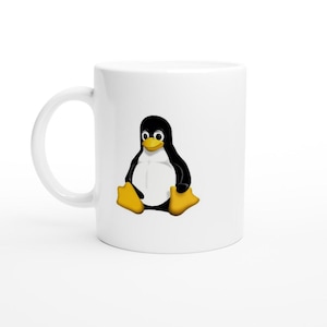 Puede incluir: Taza de cerámica blanca con una ilustración de pingüino en blanco y negro. El pingüino está sentado con las alas plegadas y tiene un pico y patas amarillas.