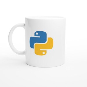 Peut inclure: Mug en céramique blanche avec le logo du langage de programmation Python en bleu et jaune. Le logo représente deux serpents entrelacés. La tasse a une anse incurvée et une finition brillante, idéale pour les boissons chaudes.