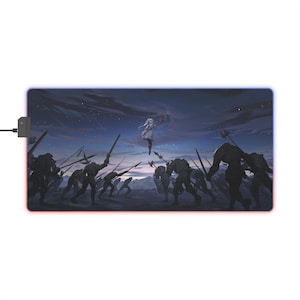 Peut inclure: Tapis de souris de jeu rectangulaire avec une illustration fantastique. L'œuvre représente une scène de bataille avec des personnages maniant des lances et un personnage flottant. Le tapis a un bord lumineux avec des lumières rouges et bleues et un connecteur USB.