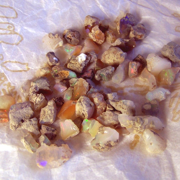 EIN äthiopischer Opal aus demselben Material wie viel angezeigt, nach dem Zufallsprinzip ausgewählt - echte natürliche in Matrix - roh, rau - Lapidarium supply cabbing