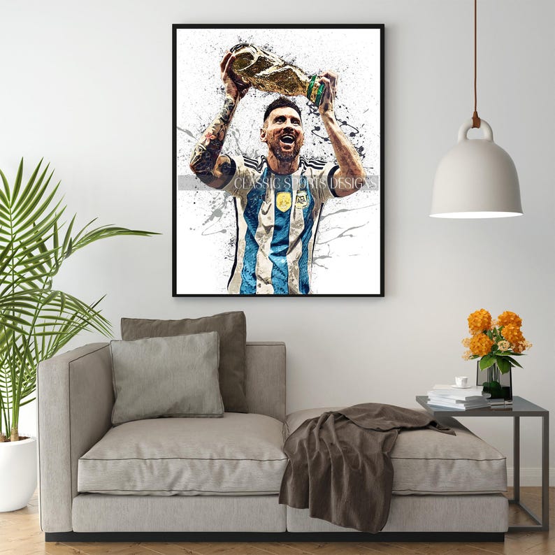 K&ouml;nnte beinhalten: Ein digitales Gem&auml;lde eines Fu&szlig;ballspielers, der eine Troph&auml;e hochh&auml;lt. Der Spieler tr&auml;gt ein blau-wei&szlig; gestreiftes Trikot mit der Nummer 10. Der Hintergrund ist ein wei&szlig;es Spritzmuster.