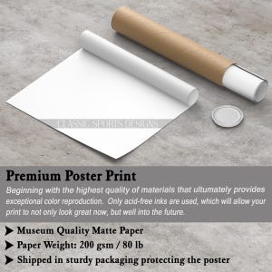 K&ouml;nnte beinhalten: Ein wei&szlig;er Poster-Druck mit dem Text "Premium Poster Print" und Details zur Druckqualit&auml;t, einschlie&szlig;lich Papierart und Gewicht. Der Text "CLASSIC SPORTS DESIGNS" ist ebenfalls sichtbar.