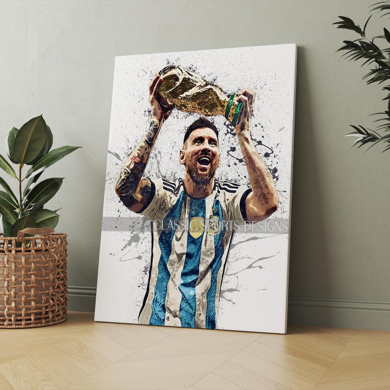 K&ouml;nnte beinhalten: Ein Aquarellbild eines Fu&szlig;ballspielers, der eine goldene Troph&auml;e hochh&auml;lt. Der Spieler tr&auml;gt ein blau-wei&szlig; gestreiftes Trikot mit der Nummer 10. Der Hintergrund ist ein wei&szlig;es Spritzmuster.