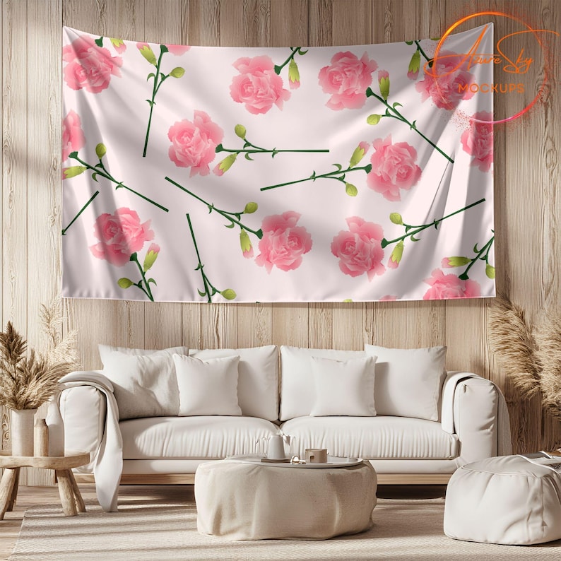 Op de afbeelding: Een roze en witte wandkleed met een bloemenpatroon van roze anjers. Het wandkleed hangt aan een houten muur in een woonkamer.