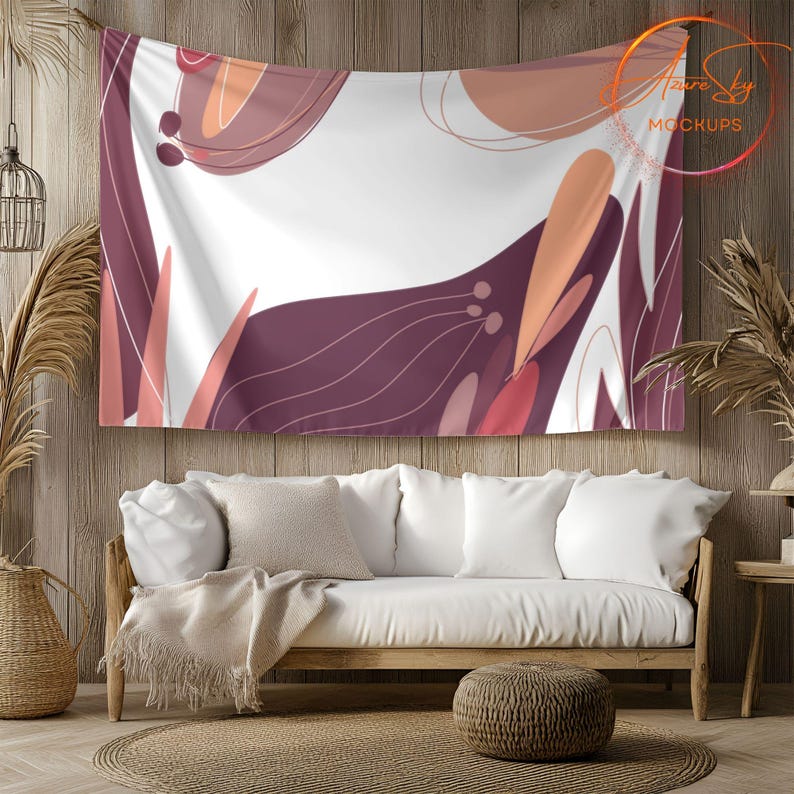 Op de afbeelding: Abstracte wandtapijt met een witte achtergrond en roze, rode en paarse abstracte vormen. De wandtapijt hangt aan een houten muur.
