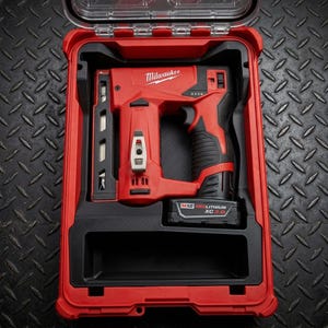 Puede incluir: Una grapadora inalámbrica Milwaukee M12 roja y negra con un clip de cinturón plateado, guardada en un maletín de transporte de plástico rojo. La herramienta incluye una batería con la etiqueta M12 REDLITHIUM XC3.0 en el interior moldeado.