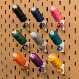 IKEA SKADIS naaigaren en spoelhouder | 2-in-1 klosstandaard voor ophangbord | 3D-geprinte opberger voor hobbyruimte