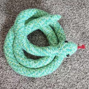 Modello di serpente all&#39;uncinetto senza cuciture: serpente amigurumi (schema PDF)