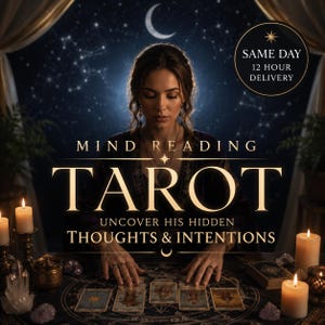 Puede incluir: Una lectura de tarot con el texto MIND READING TAROT UNCOVER HIS HIDDEN THOUGHTS & INTENTIONS. La escena incluye cinco cartas de tarot dispuestas sobre una alfombra circular, rodeadas de velas encendidas, cristales y un fondo estrellado.