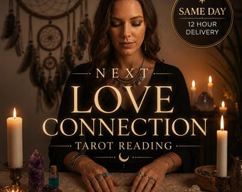 以下が含まれることがあります： NEXT LOVE CONNECTION TAROT READINGというテキストが書かれたタロット占いサービス。長い髪の人物が黒いトップスとネックレスを身につけ、火のついた白いキャンドル、アメジストの結晶、タロットカードに囲まれている様子。