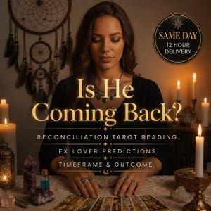以下が含まれることがあります： タロット占いサービスの広告画像。Is He Coming Back? Reconciliation Tarot Reading, Ex Lover Predictions, Timeframe & Outcomeというテキストが記載されています。指輪をはめた手、タロットカード、キャンドル、クリスタルが写っています。