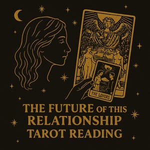 Op de afbeelding: Een tarotkaartlezing-illustratie met een vrouw die naar een kaart kijkt die De Geliefden voorstelt. De kaart is omringd door sterren en een halve maan. De tekst luidt "De toekomst van deze relatie Tarot-lezing".