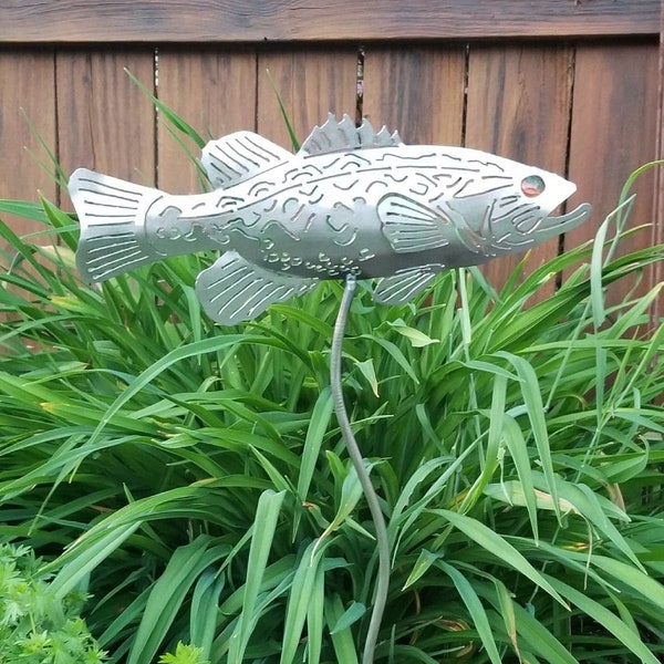 Largemouth Bass, Metal Garden Stake,Fisherman Gift,Lake Fish Metal Art,Fish Garden Stake,Bass Fishing Decor,Fishing Gift,Rustic Garden Art