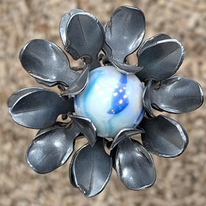 Metal Mum Garden Stake: Rusty Steel Flower with Glass Marble white w/ blue swirls