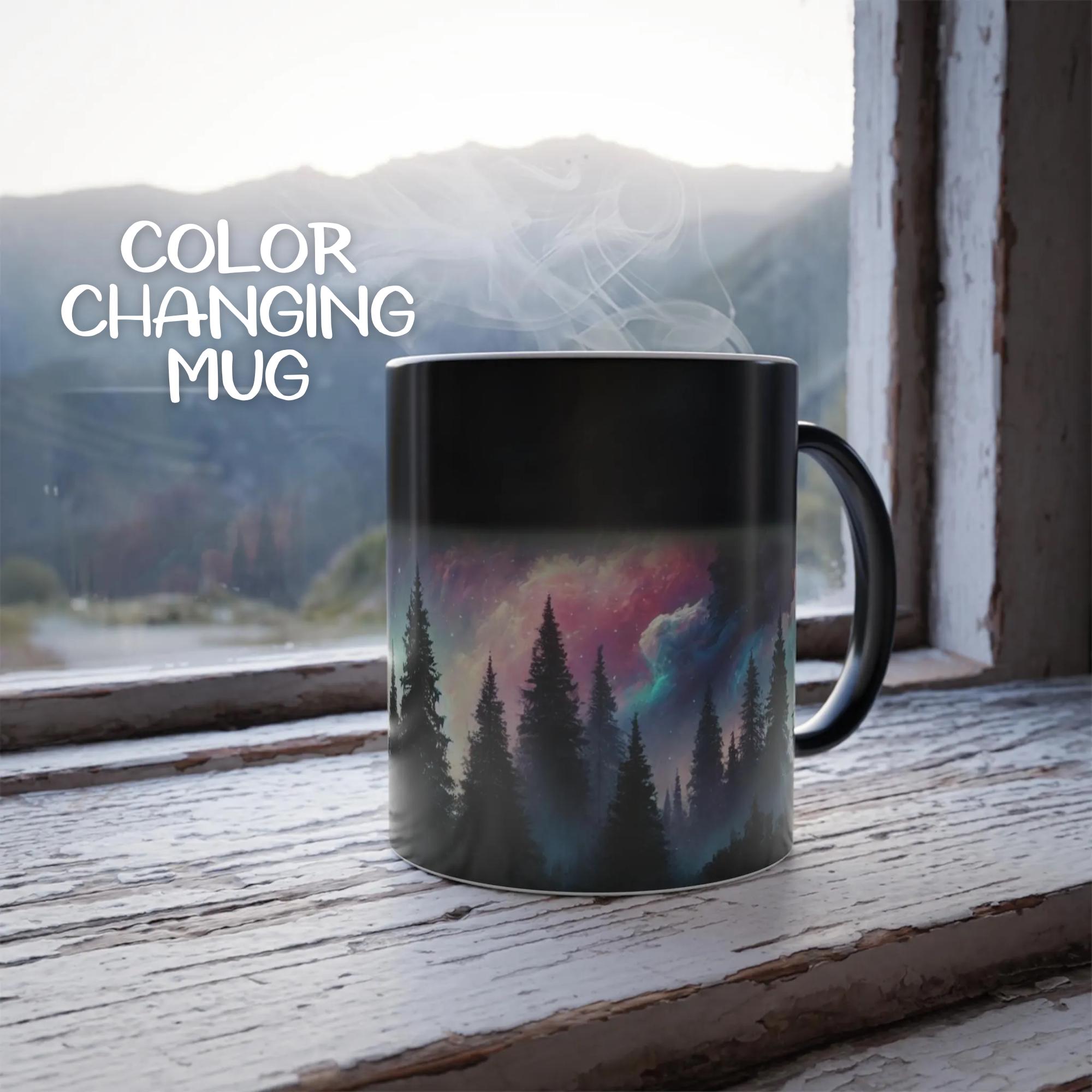 Kosmische Twilight Forest Tasse, lebendiger Galaxie Nachthimmel und mystische Kiefern, Farbmorphing Tasse, 11 Unze, Farbwechsel Tasse, Weihnachtsgeschenk