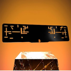 Cadre de plaque d&#39;immatriculation 3D noir Bitcoin avec logo ou texte personnalisé - Accessoire de voiture unique pour homme - Cadeau d&#39;Halloween et de Noël