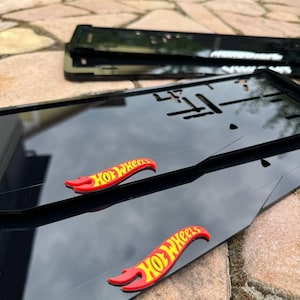 Moldura para placa de carro HotWheels preta em acrílico 3D europeia personalizada com logotipo ou texto personalizado 520x112 mm - Acessório para cópia de carro, presente para ele