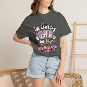 Camiseta Comfort Colors / No decimos "Hola", decimos annyeonghaseyo / Camiseta con saludo coreano, camiseta con frase coreana, regalo para ella, regalo para él