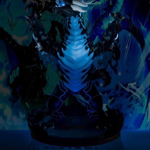 Peut inclure: Sculpture détaillée d'un dragon aux couleurs bleu et noir. Le dragon a des griffes acérées, une longue queue et des écailles complexes. Le mot "KAISEL" est affiché en bleu en bas, avec une icône de renard en dessous. Le fond est un dégradé de bleus.