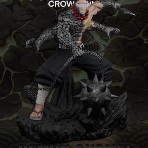 Puede incluir: Estatua detallada de Demon Gyomei, un personaje con cuerpo musculoso, pantalones negros y una venda en los ojos. La estatua presenta una bola con púas y una cadena, con el texto "DEMON GYOMEI" en la parte inferior.