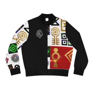 Könnte beinhalten: Schwarze Bomberjacke mit weißem Löwenkopf-Logo. Die Jacke hat ein einzigartiges Design mit geometrischen Mustern in Gold, Rot und Weiß auf den Ärmeln und der Vorderseite. Sie hat einen Reißverschluss.