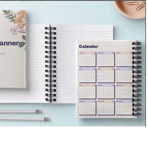Puede incluir: Dos cuadernos de espiral, uno con un diseño floral y el texto "Goals Planner" y el otro con una cuadrícula de calendario y el texto "Calendar".