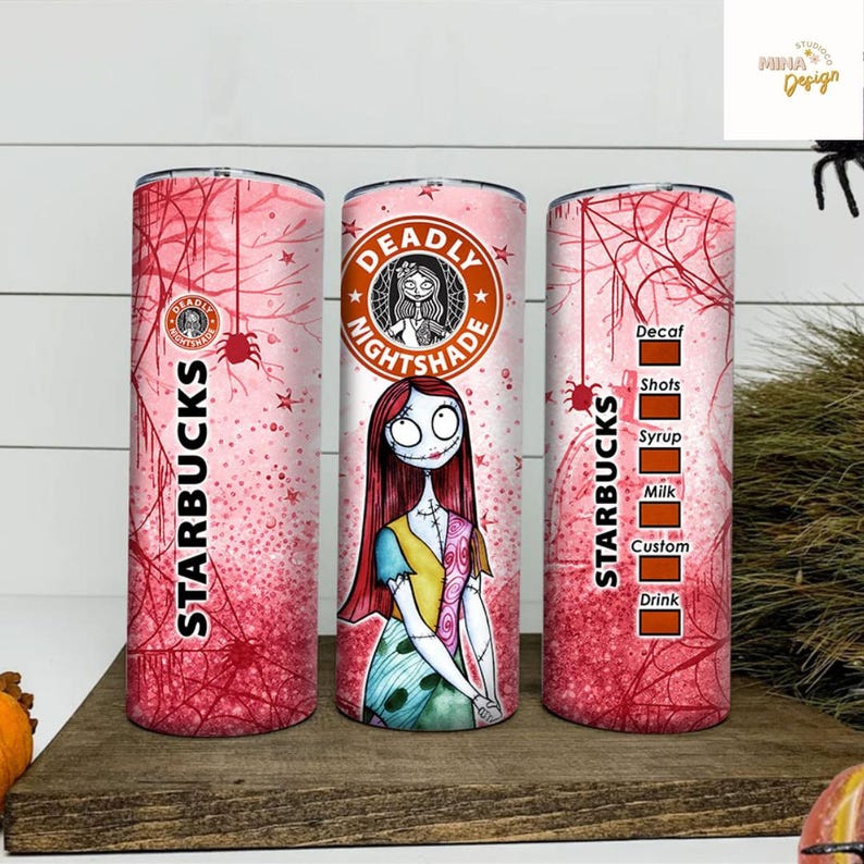 Pu&ograve; includere: Un set di tre bicchieri in acciaio inossidabile a tema Halloween. I bicchieri presentano uno sfondo rosa con ragnatele rosse e il logo Starbucks. Un bicchiere ha il testo "DEADLY NIGHTSHADE" e un design del personaggio di Sally.