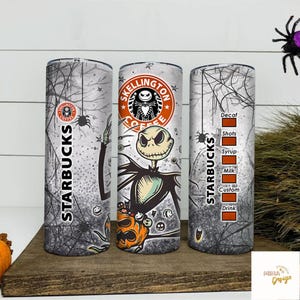 Pu&ograve; includere: Un set di tre bicchieri Starbucks a tema Halloween. Il design presenta Jack Skellington, ragnatele e il logo Starbucks. Un bicchiere ha un grafico di personalizzazione delle bevande.