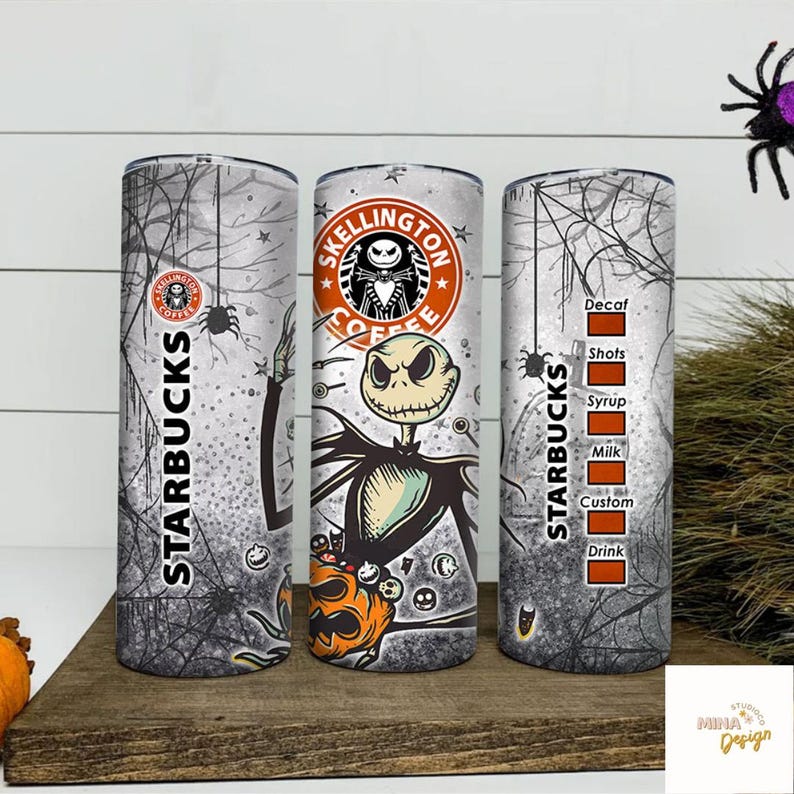 Pu&ograve; includere: Un set di tre bicchieri Starbucks a tema Halloween. Il design presenta Jack Skellington, ragnatele e il logo Starbucks. Un bicchiere ha un grafico di personalizzazione delle bevande.