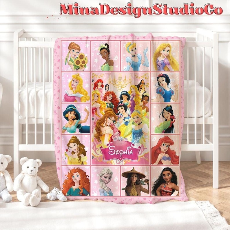Puede incluir: Una manta de forro polar rosa con un collage de princesas Disney. La manta presenta una variedad de princesas, incluyendo Cenicienta, Blancanieves, Ariel y Bella. La manta est&aacute; decorada con un fondo rosa y un borde blanco. El texto "Sophia" est&aacute; escrito en una pancarta rosa en la parte inferior de la manta.
