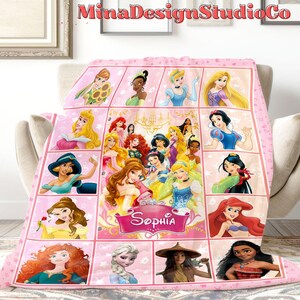 Puede incluir: Una manta de forro polar rosa con un collage de princesas Disney. La manta presenta una variedad de princesas, incluyendo Blancanieves, Cenicienta, Ariel, Bella y Mulan. La manta est&aacute; personalizada con el nombre "Sophia".