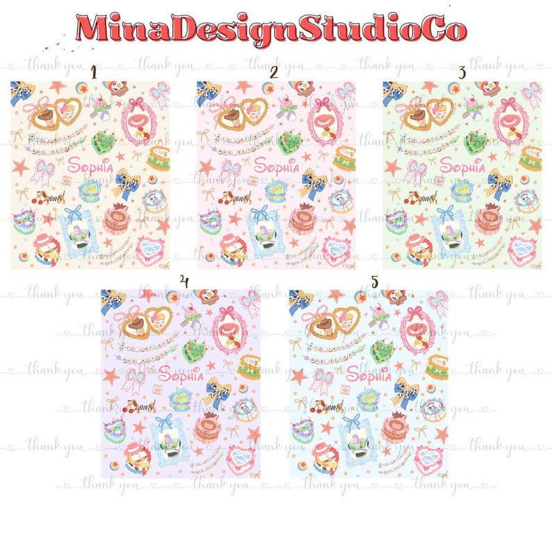 K&ouml;nnte beinhalten: F&uuml;nf verschiedene Stoffmuster mit einem Farbschema in Hellblau, Rosa und Gr&uuml;n. Die Designs beinhalten eine Vielzahl von Bildern, darunter Herzen, Sterne, Schleifen und den Namen eines M&auml;dchens, "Sophia".