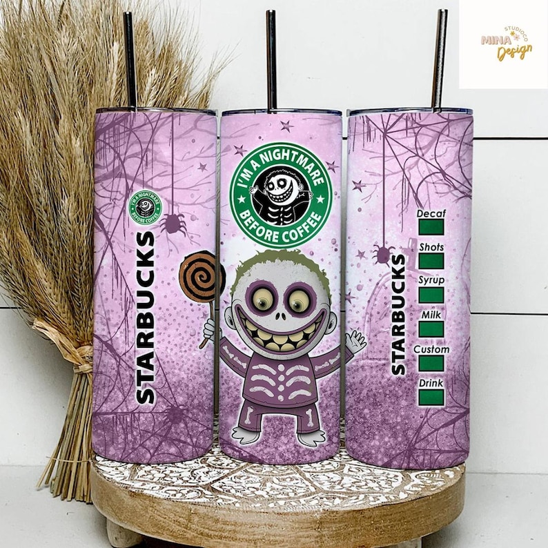 Pu&ograve; includere: Un bicchiere Starbucks viola con un design di "Nightmare Before Christmas". Il bicchiere ha una cannuccia e un personaggio che tiene un lecca-lecca. Il bicchiere ha anche il logo Starbucks e una tabella di personalizzazione del caff&egrave;.