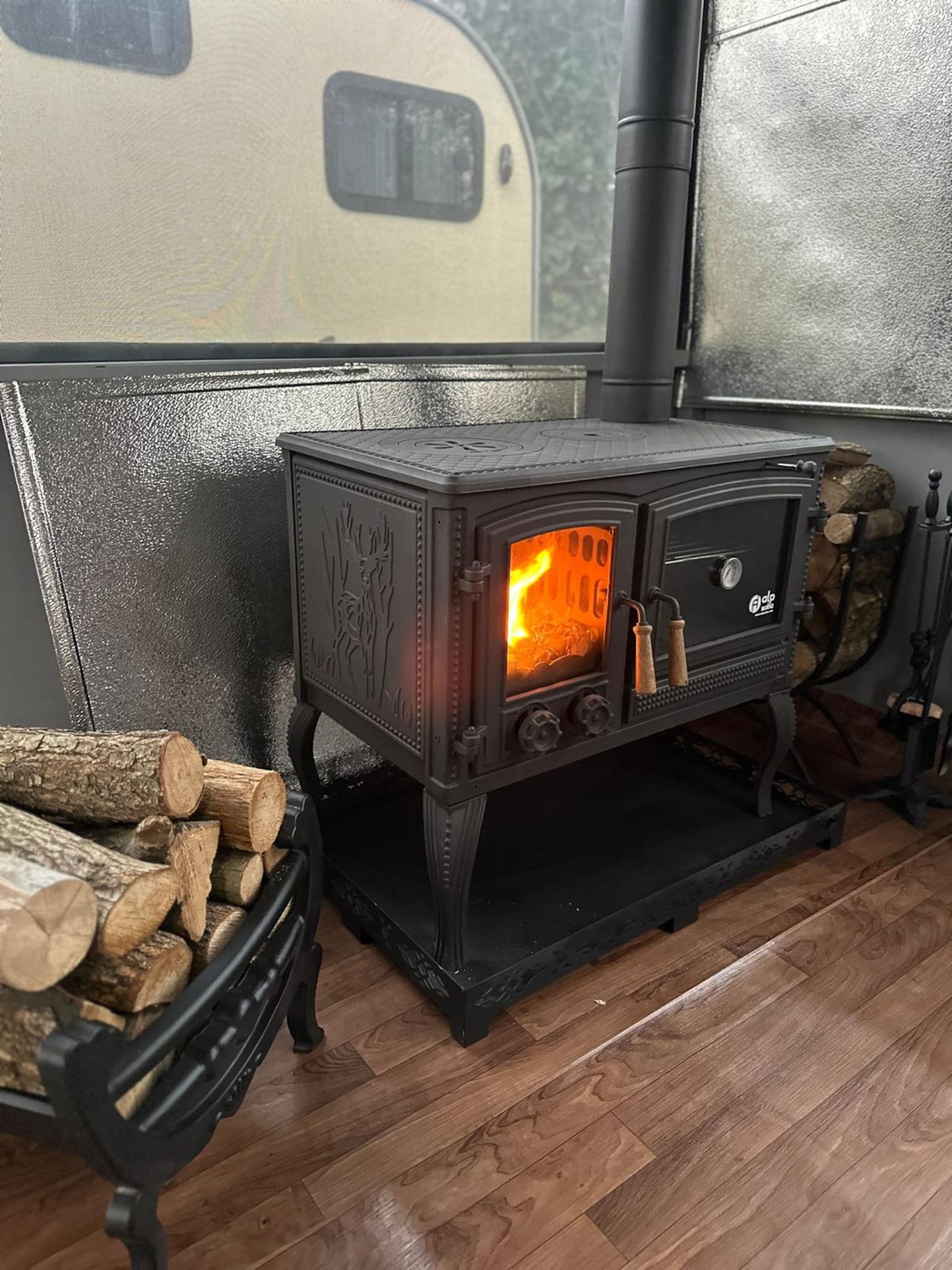 Cast Iron Wood Kitchen Stove: Traditional Heating & Cooking Excellence