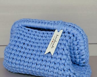 Borsa all'uncinetto in fettuccia lycra morbida con il suo design elegante e minimalista & ecco sostenibile - fatta a mano in Italia.