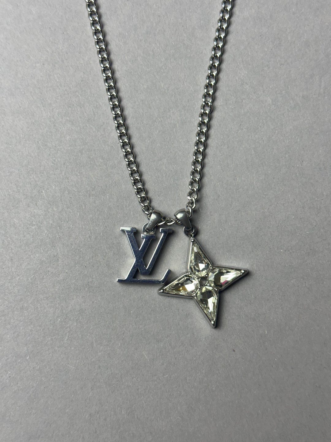ラグジュアリー【LOUIS VUITTON】ダミエ Staple Pendant Silver Damier Staples Pendant S00 - Men - Fashion Jewelry | LOUIS