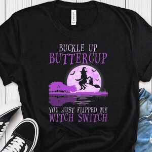 Buckle Up Buttercup You Just Flipped My Witch Switch-shirt, T-shirt Witchy, Halloween-shirt, T-shirt uniseks, T-shirt bezemkat, herfst, heks